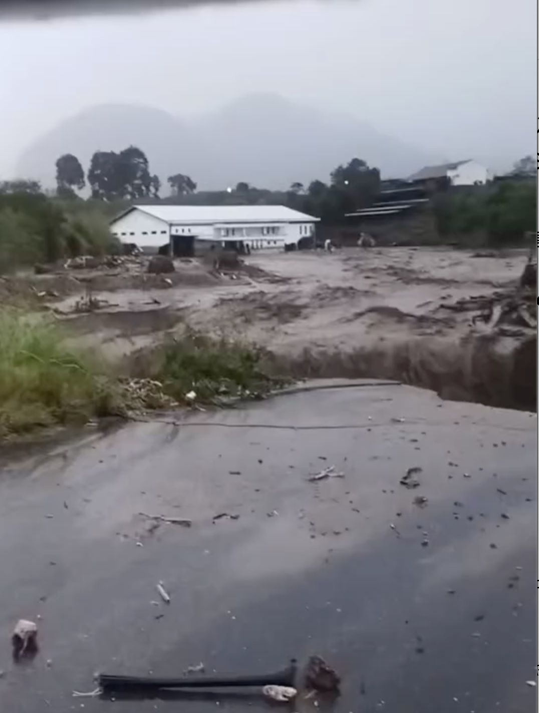 スマトラ島中央アチェの洪水被害により決壊する橋と流される家屋