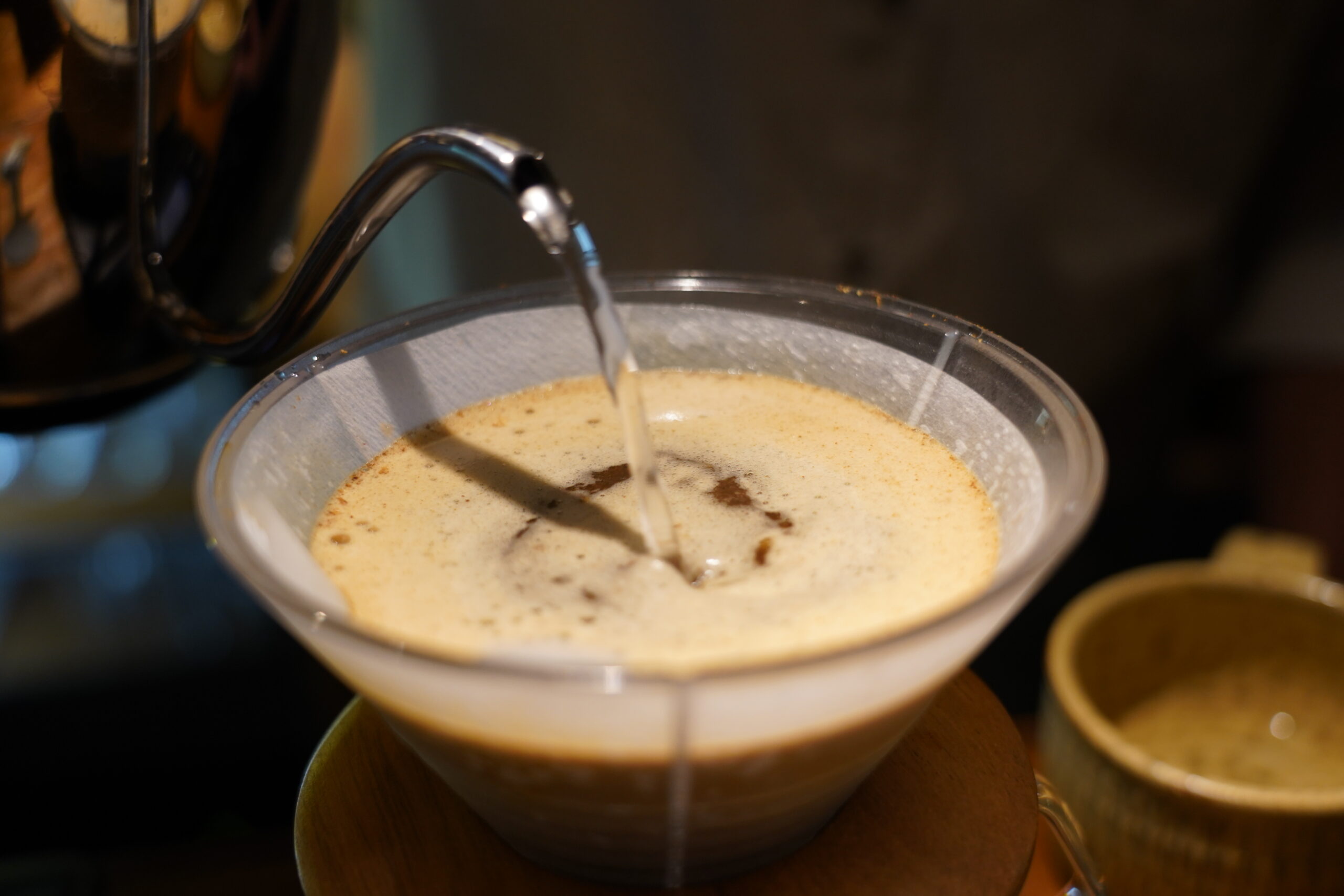 コーヒーをドリップ方式で丁寧に抽出している様子